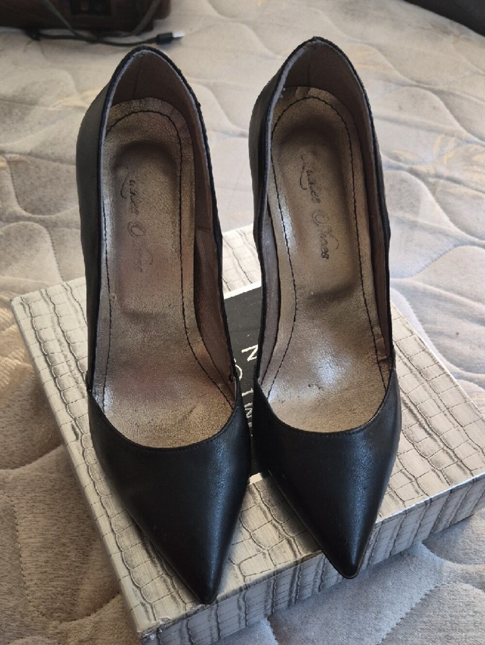 Vero Cuoio Black Pointed-Toe Leather Pump - Picture 4 of 7